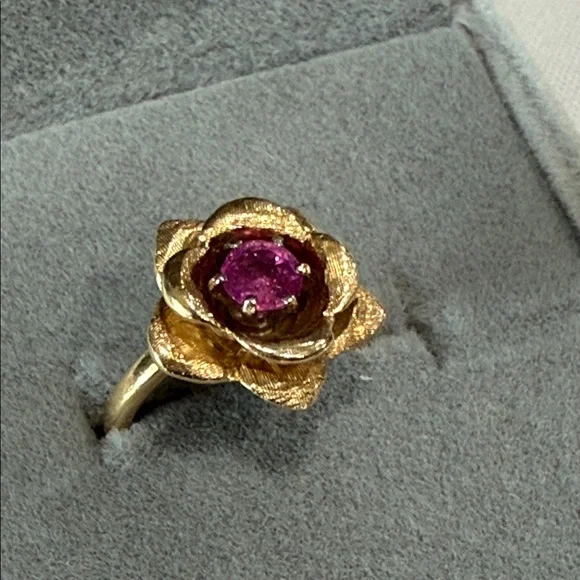 Solid 14K Gold Rare Vintage Floral 3 gram Ring with Genuine Ruby Stone. Size 3